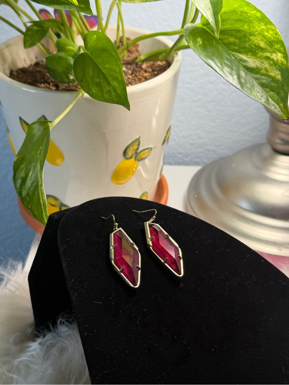 Kendra Scott Kinsley Gold Drop Earrings in Raspberry Illusion - Picture 3 of 5